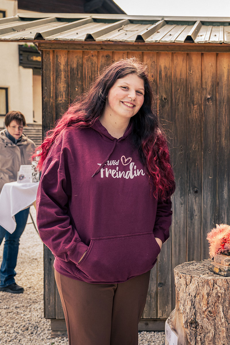 Leonie lächelt in die Kamera, im Hintergrund ein natürlicher, heller Raum – professionelles Portraitfoto.
