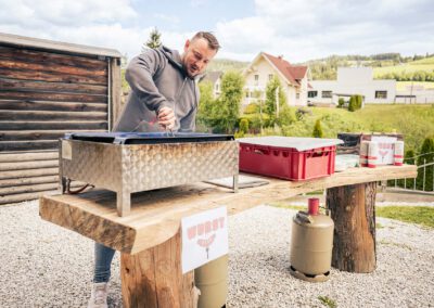 daniel-sattler-grillt-bei-einer-vereinsveranstaltung-der-pfoten-gluecksschmiede-tierschutzarbeit-mit-herz-im-murtal-festgehalten-von-stefan-sattler