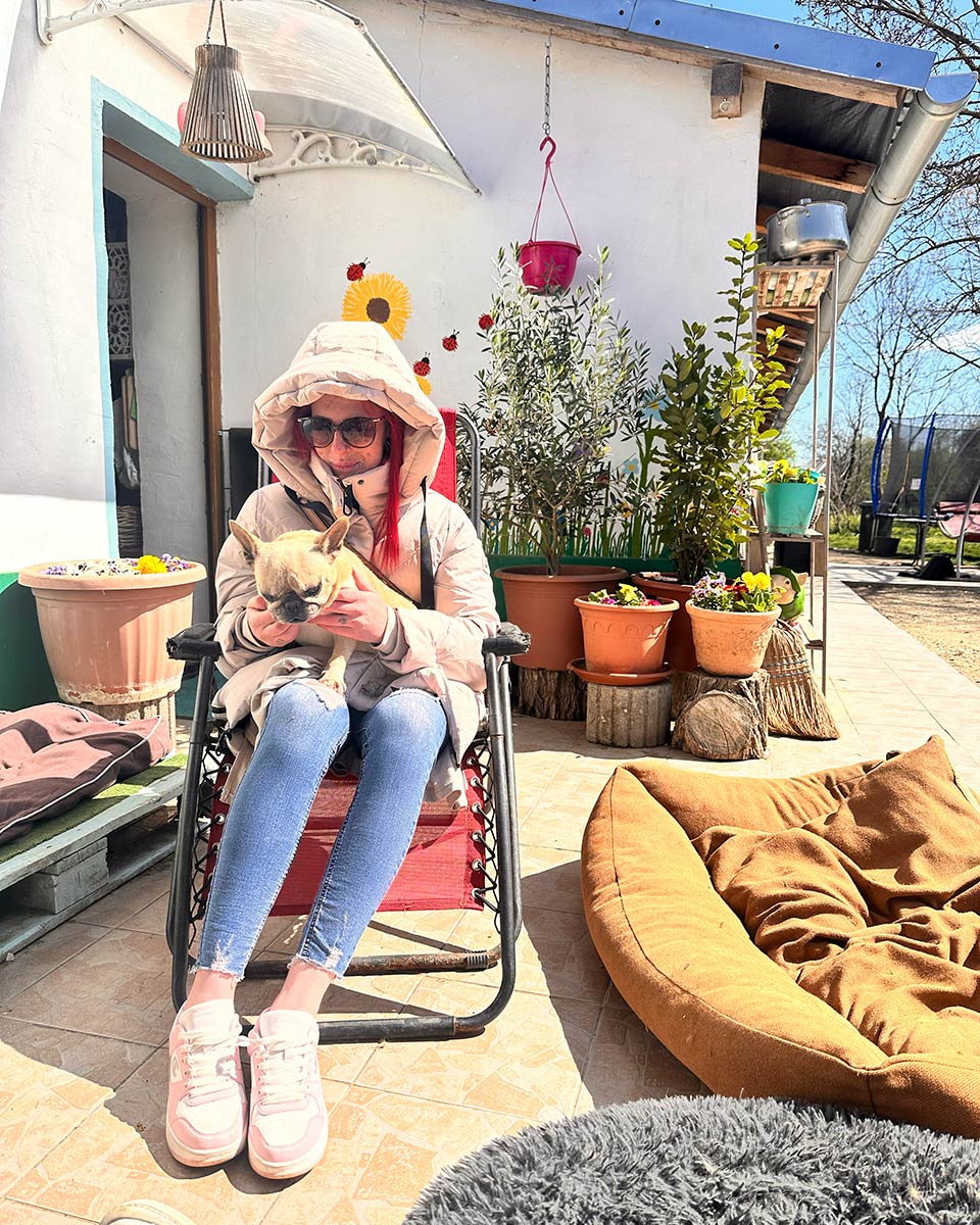 Obfrau Nadine mit french bulldog in Ungarn in einer Auffangstation