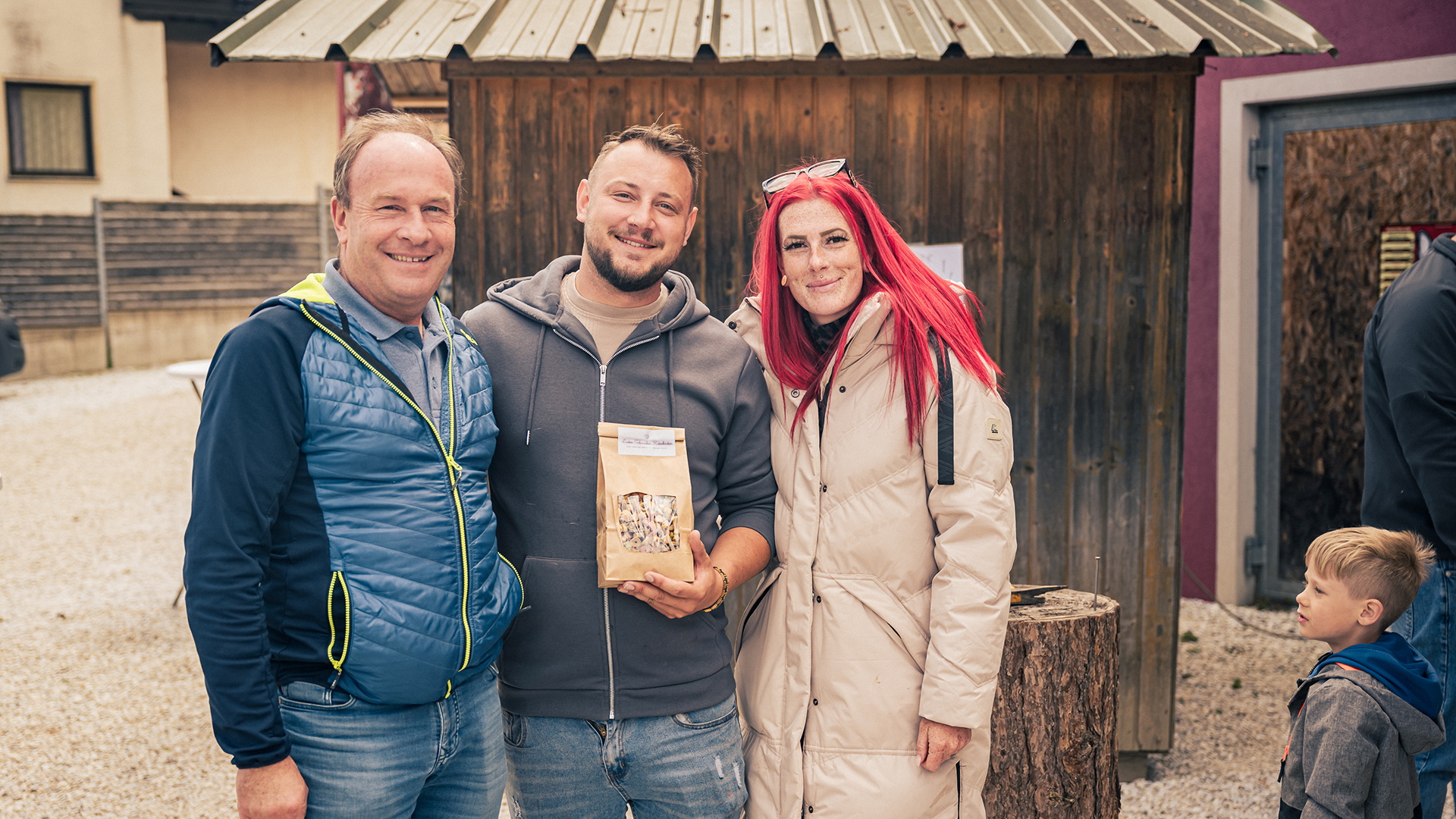 titelbild-des-tierschutzvereins-pfoten-gluecksschmiede-murtal-ein-hund-blickt-aufmerksam-in-die-kamera-fotografiert-von-stefan-sattler-bildermacher-symbolbild-fuer-tierliebe-hoffnung-und-den-aktiven-einsatz-fuer-hunde-in-not-im-raum-obdach-steiermark-peter-bacher-nadine-sattler